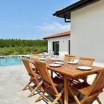 Aurora Piscine 7 Personnes Mios